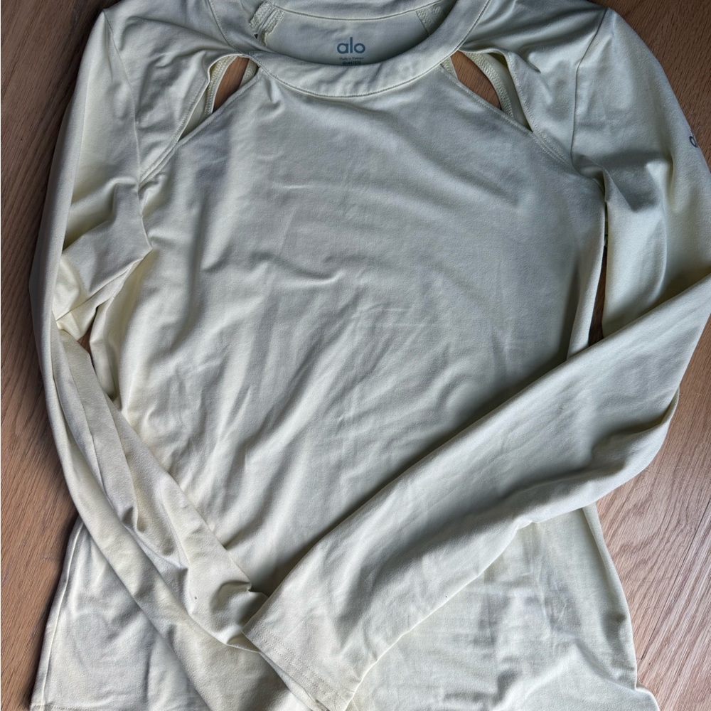 ALO Yoga Women's Light Yellow Long Sleeve Top